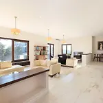 Welcoming With Pool & Views! - Mirella Willa Dagnente
